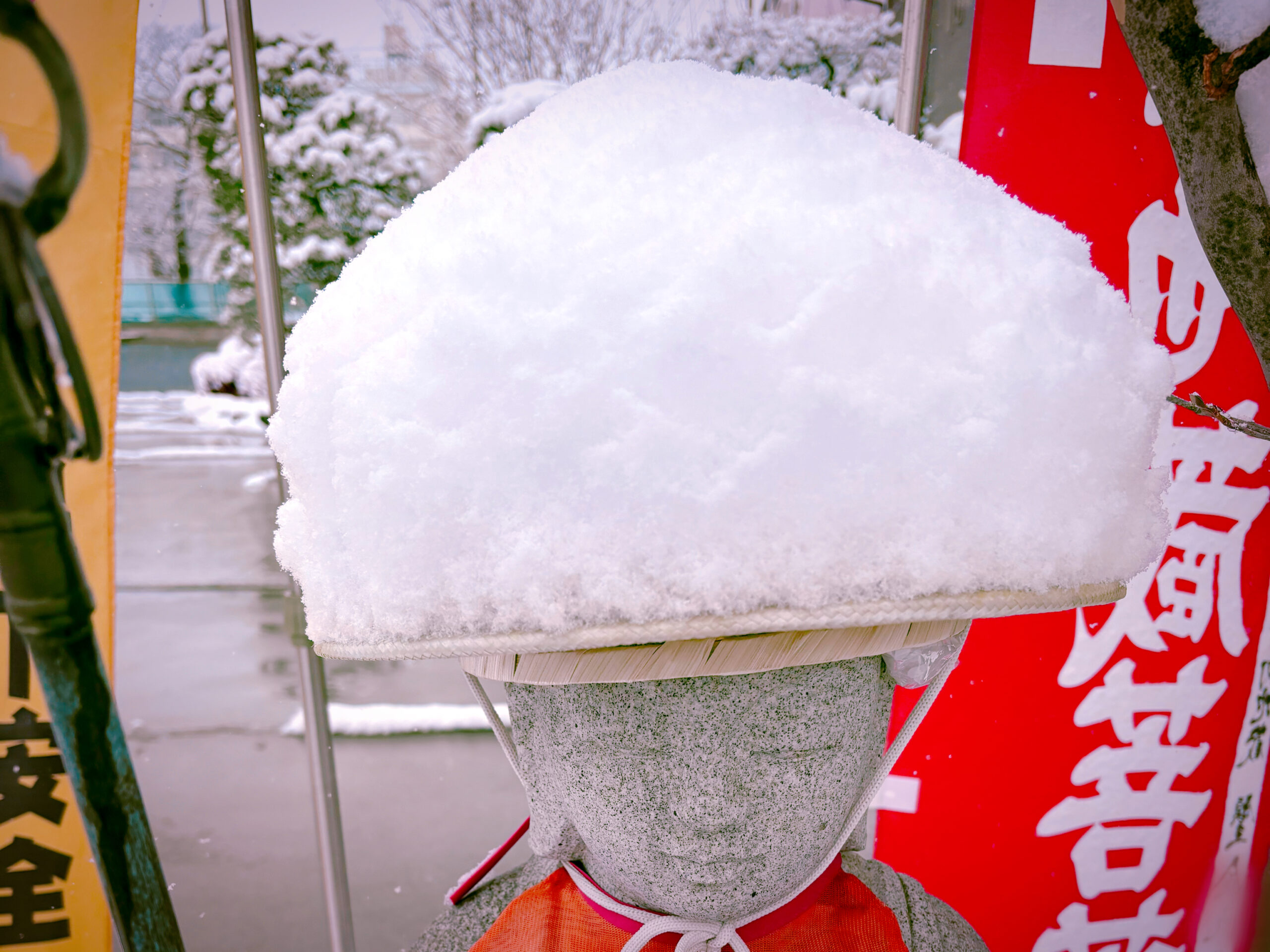 お地蔵様の傘に雪